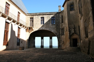 Cobbled courtyard inside Château de Biron