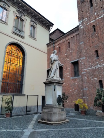 Statue outside the Bibliotheca Ambrosiana in Milan