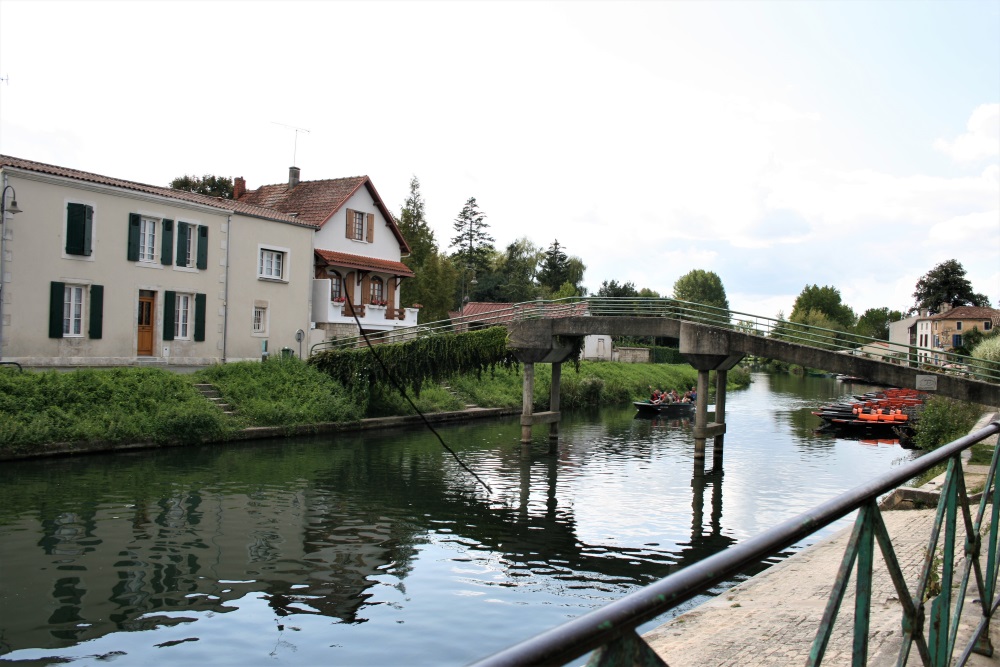 Bridge over the canal in Coulon