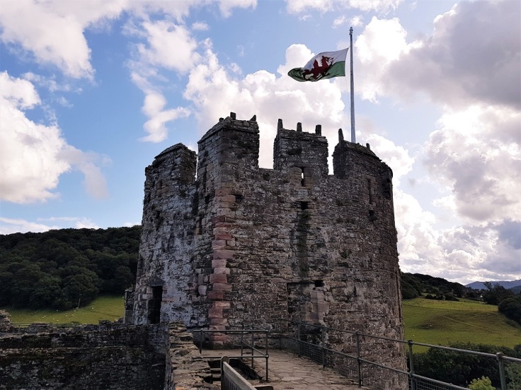 The Welsh flag flies atop the bakehouse tower at Conwy Castle